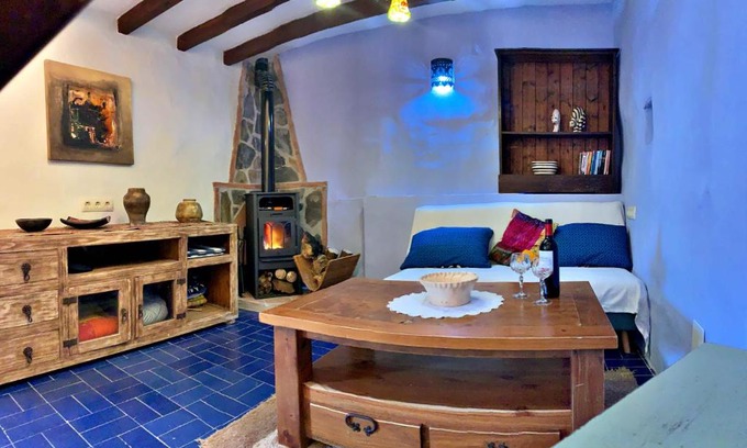 Competa Apartment | Casa Mandarina centro de Cómpeta con chimenea y terraza con vistas By AndaraHolidays