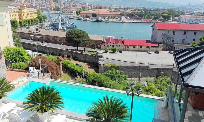 La Spezia House | Casa Nuria B: A modern and graceful studio apartment which faces the sun and the sea, with Free WI-FI.