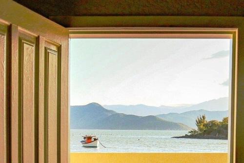 Florianopolis House | Casa pé na areia com vista especial do pôr do sol.