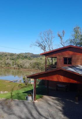 Maximiliano de Almeida House | Casa rústica às margens do lago