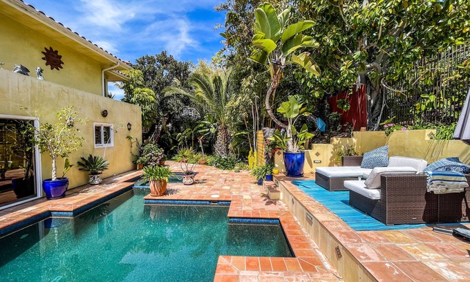 South Laguna House | Casa Rey; A tropical paradise just a stroll away from the beach