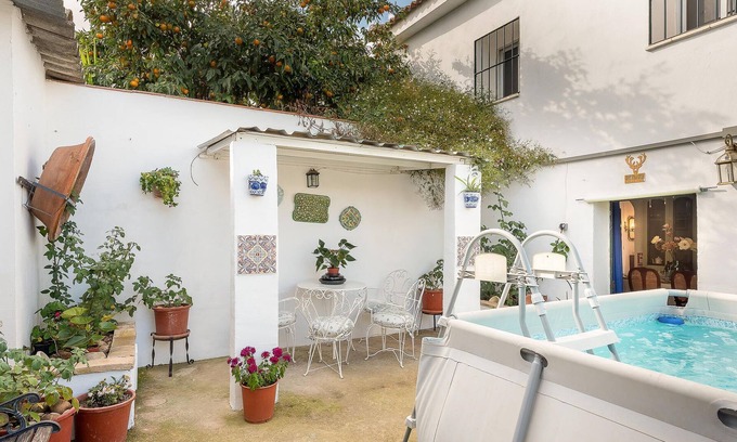 La Carlota House | Casa Rural Vía Verde Las Pinedas is a two-story colonial-style mansion that is more than 100 years o