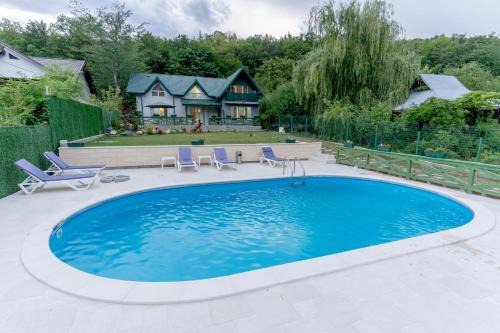 Merei Villa | Casa Senik Monteoru Piscina ,Jacuzzi Sauna, Ciubar