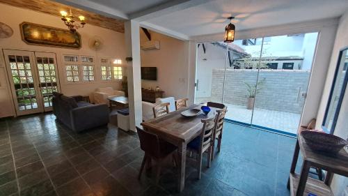 Camburi House | Casa sossegada ao lado da natureza e do mar