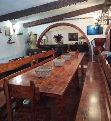 Arenzana de Abajo House | CASA TURÍSTICA Villa Carmen, CON CHIMENEA, AMPLIA ZONA DE JARDÍN, BARBACOA, PISCINA Y GARAJE
