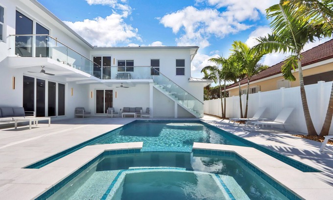 Palm Beach Shores House | Cascade Full Complex - Four Unit Building steps from the Beach!