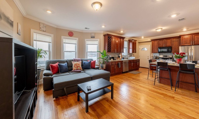 Dorchester Apartment | CASHBACK 10% - 90-Boston Spacious Convenient Apartment
