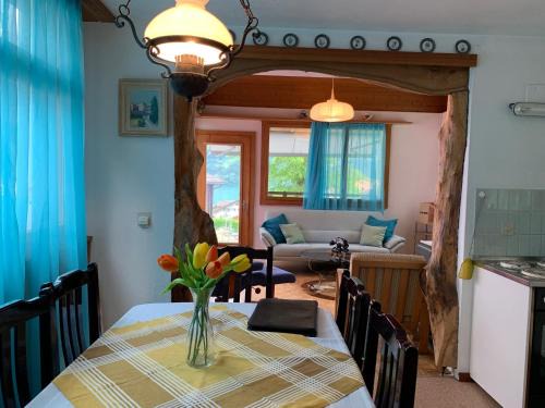 Brienz Apartment | Casi - Partial lake view