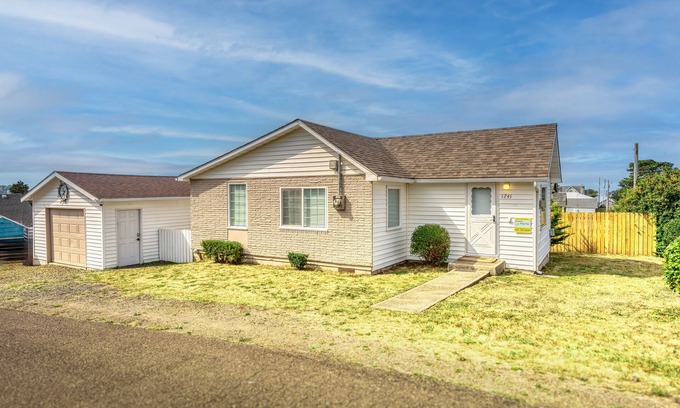 Lincoln City Cottage | Casita Del Mar | Walk to Beach + Game Room Fun