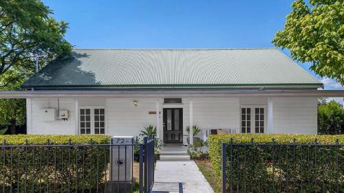 Singleton House | Casita - Modern 4 Bedroom Cottage In Heart Of Singleton