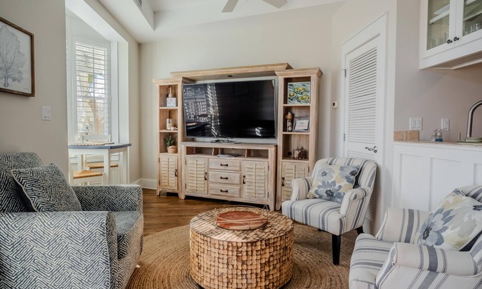 Sunnyside Condo | Castaway Condo, beach chairs w/wagon provided, 4 pools, dedicated workspace.