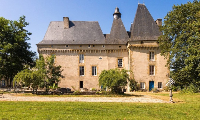 Chalais Apartment | Castle Apartment in Chaleix by Forest