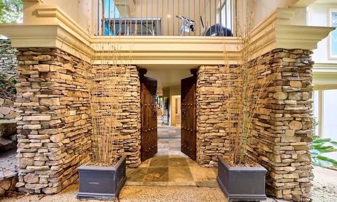Ferny Creek Villa | Castle in Ferny Creek with Pool