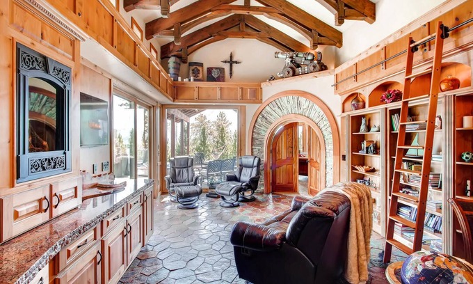 Woodland Park House | Castle with Pikes Peak Views & Hot TubnBus. license #22472654
