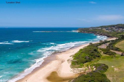 Caves Beach Apartment | Caves Beach suite with beach location and Pet friendly