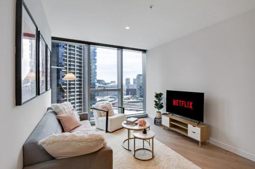 Melbourne Central Business District Apartment | CBD Elegant 2BR Apt with Pool, Gym & City Views
