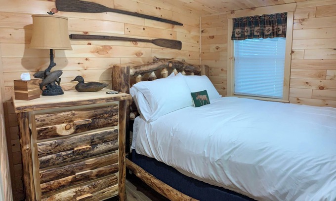 Alden Cabin | CEDAR COTTAGE - Lakefront on Thayer Lake in Alden with WiFi, AC