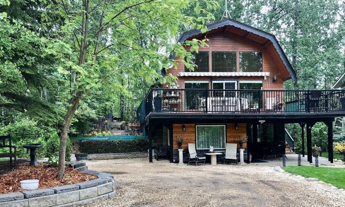 Sunbreaker Cove Cottage | Cedar Log Cottage , nestled in the trees with wrap around deck
