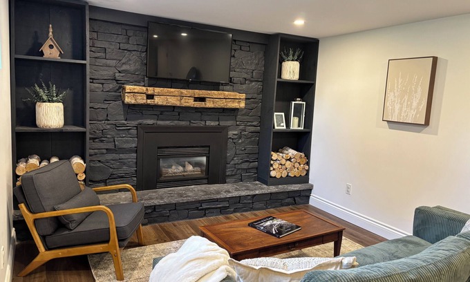 Bowmanville Apartment | Cedar Suite -Walking distance to cafés w/full kitchen, laundry & outdoor dining