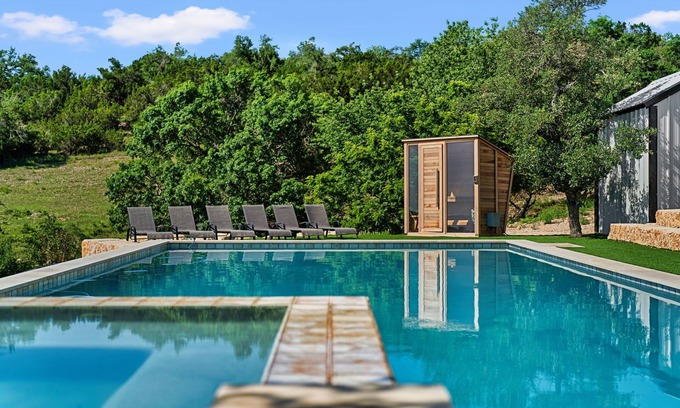 Leander House | CEDAR TRUNK RANCH w Pool Sauna Pickleball & MORE