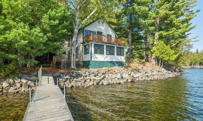 Rangeley House | 🐾Cedarcliff - One of a kind private location on the edge of Rangeley Lake, dog friendly