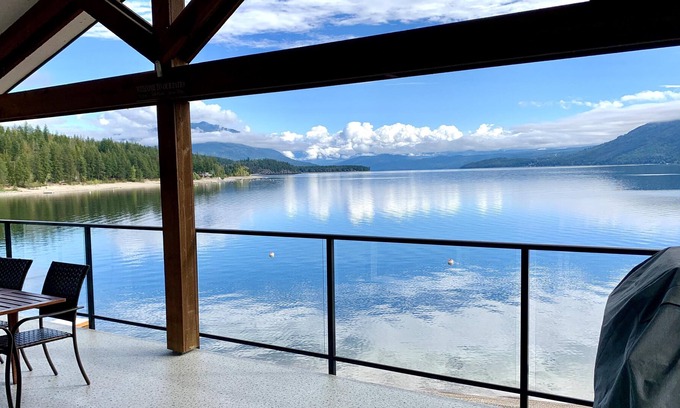 Celista House | Celista Vista - Waterfront - Shuswap Vacations & Sledding Accommodation