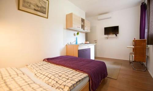 Bacvice Apartment | Centar 2 Private Room with Ensuite and Kitchenette