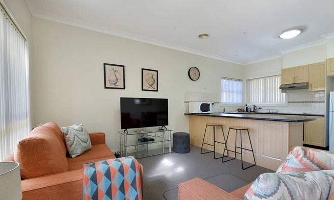 Orange Apartment | Central 2 Bed, 2 Bath Villa, Walk to Town
