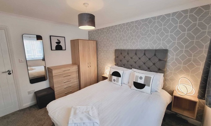 Watford Apartment | Central 2Bedroom/1Bathroom Flat w/FREE WiFi and Parking