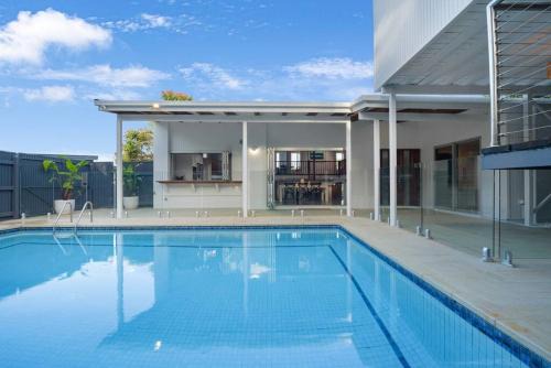 South Gladstone House | Central 5BR +4Bath with pool and sea views