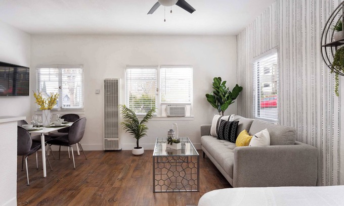 Golden Hill Apartment | Central Apartment | Parking + Netflix