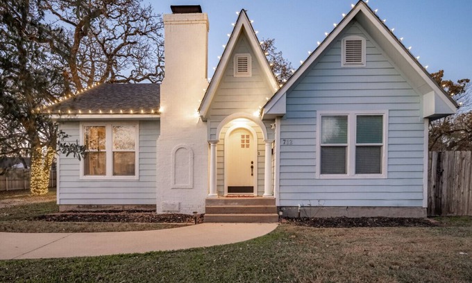 College Station House | Central Bluebird Cottage, Hot Tub, Sleeps 7, Patio