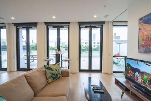 Spring Hill Apartment | Central Brisbane 2BR Apt - Pool, Gym & Big Balcony M25