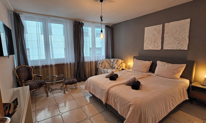Elberfeld-Mitte Apartment | Central Charm - Bedroom & Kitchen Apartment near the Main Station Hauptbahnhof