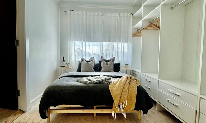 Haberfield Apartment | Central Haberfield Village 5* eateries. Pet/family friendly. Free park.