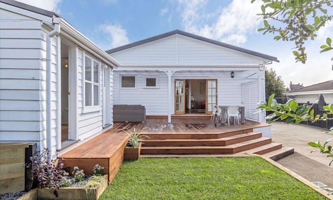 Northcote House | Central Home 10 minutes from Beaches and CBD! Pets Welcome