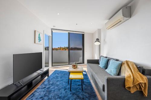 Kew Apartment | Central Kew Retreat Steps to CBD Transport Shops