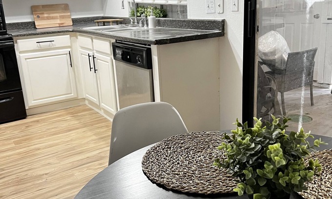 Paradise House | Central Las Vegas Townhouse Near Airport Hospital & UNLV