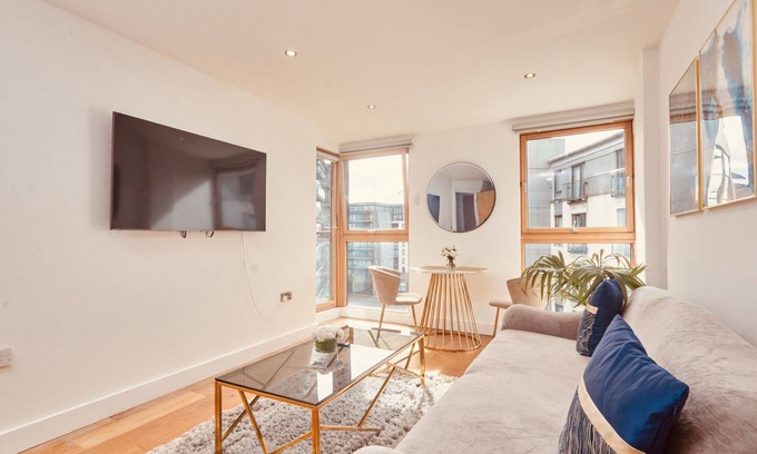 Leeds Apartment | Central Leeds Dock Apt & Free Secure Parking!