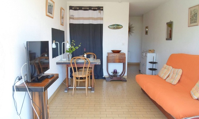 Balaruc-les-Bains Apartment | Central Location with Terrace – Cozy Studio, Pet Friendly, Free WiFi, Near Shops & Thermal Baths