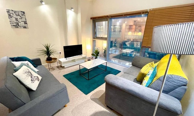 Swindon Apartment | Central Location*Long Stays*Wyvern Theatre