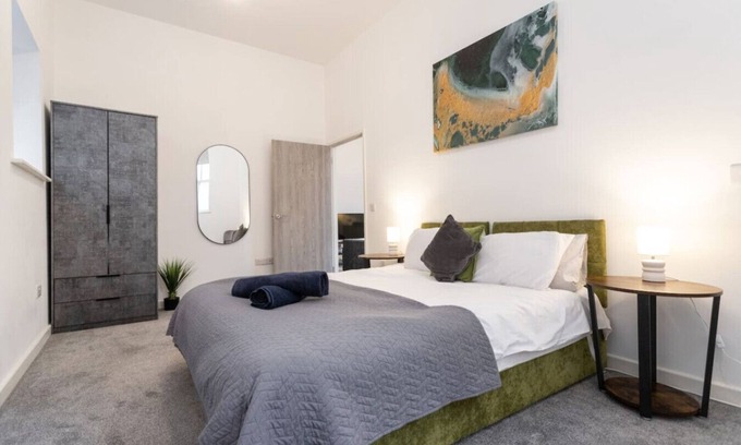 Swindon Apartment | Central Location*Long Stay Discounts