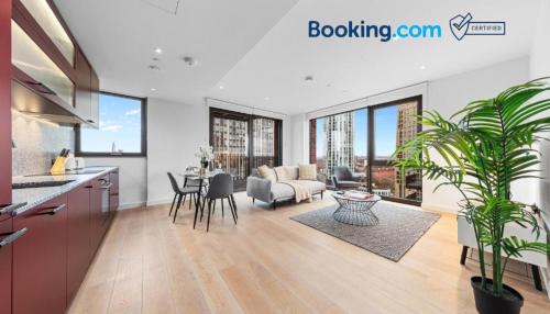 Nine Elms Apartment | Central London New 2 bedroom flat Riverview Balcony