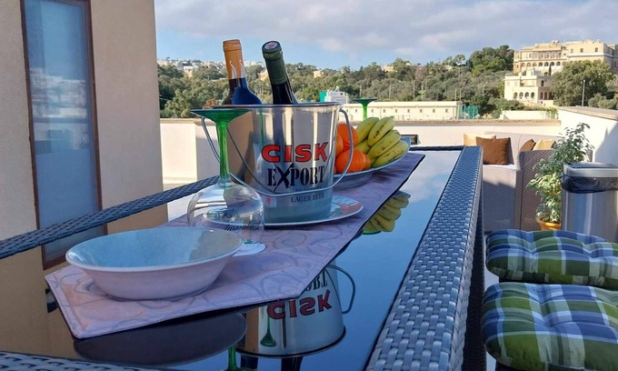 Swieqi House | Central Luxury Comfort Paceville Duplex Holiday Home, BBQ, large outdoors, WIFI.