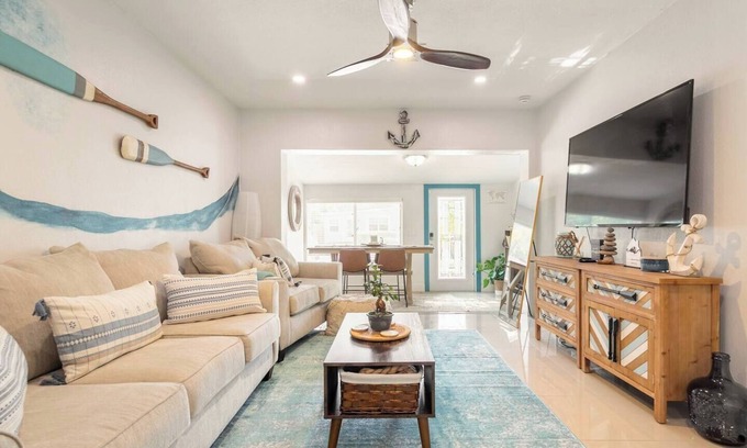 Central Fort Lauderdale House | Central Nautical Themed 4 bed 2 bath Home
