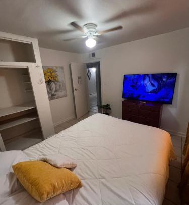 Downtown Phoenix House | Central Phoenix Value Stay Yellow Room