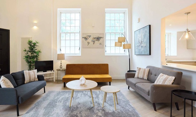 Tadworth Apartment | Central Tadworth Flat - Split- level 2BDR