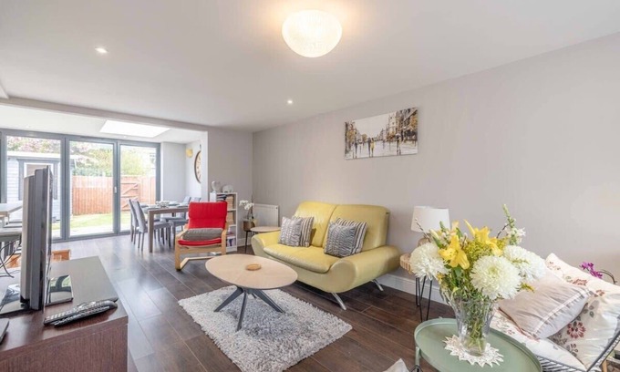 Windsor House | Central Windsor, 5 mins to Legoland, Driveway