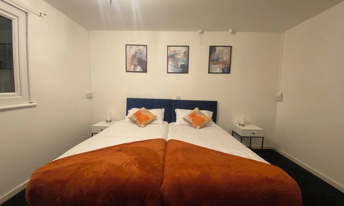 Walsall Apartment | Centrally Located Apt - Free Parking