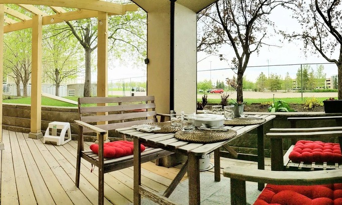 Lincoln Park Apartment | Centrally located condo with a BBQ, Office space + Gym + Underground Parking